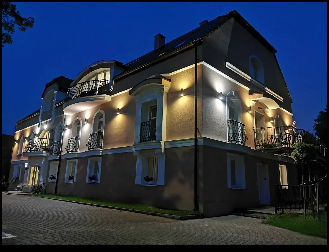 Zabytkowa rezydencja na sprzedaż 8 mieszkań + lokal - wynajęty obiekt.